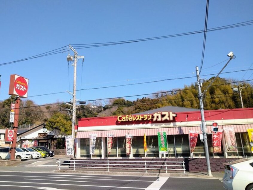 ガスト(その他飲食（ファミレスなど）)まで977m コリーヌ