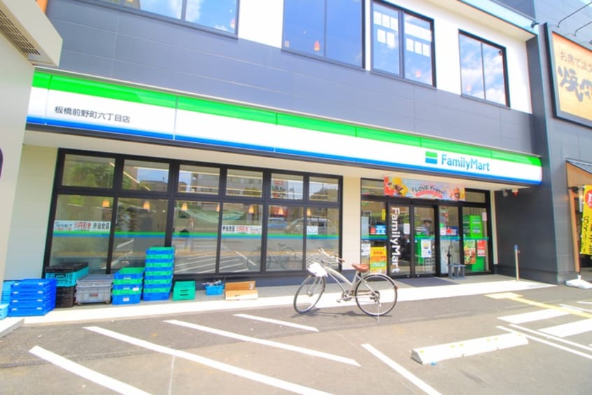 ファミリーマート板橋前野町6丁目店(コンビニ)まで305m ホワイトコ－ポラス