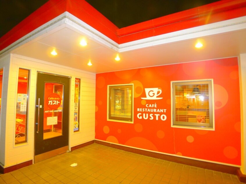 Ｃａｆｅレストラン　ガスト(その他飲食（ファミレスなど）)まで580m ロイヤルコ－ト