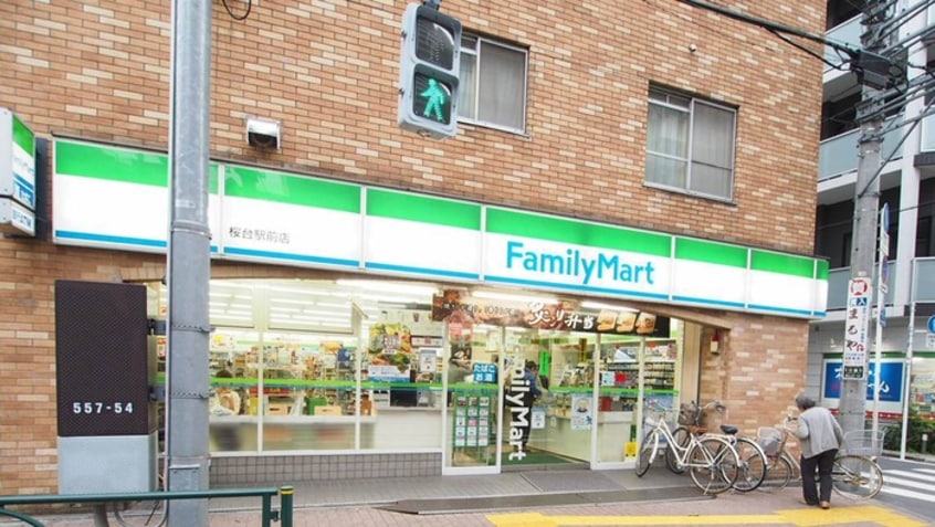 ファミリーマート 桜台駅前店(コンビニ)まで114m 帆足ハウス