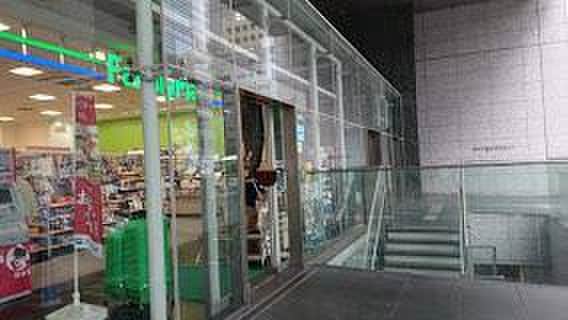ファミリーマート 西新宿八丁目店(コンビニ)まで73m FIRM西新宿