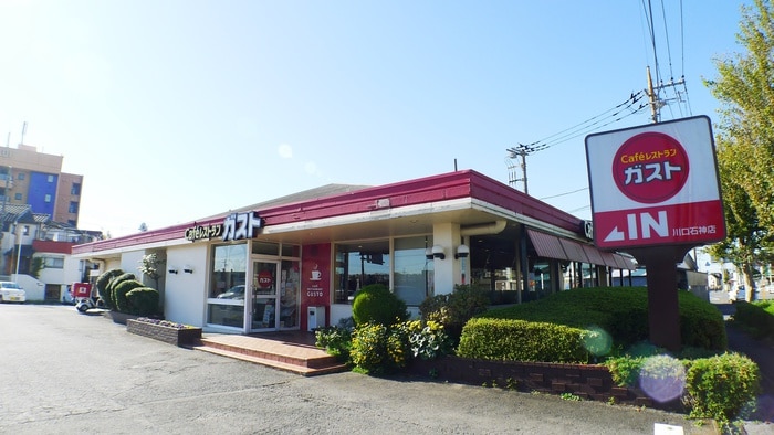 ガスト(その他飲食（ファミレスなど）)まで860m ブリリアント・ハイム