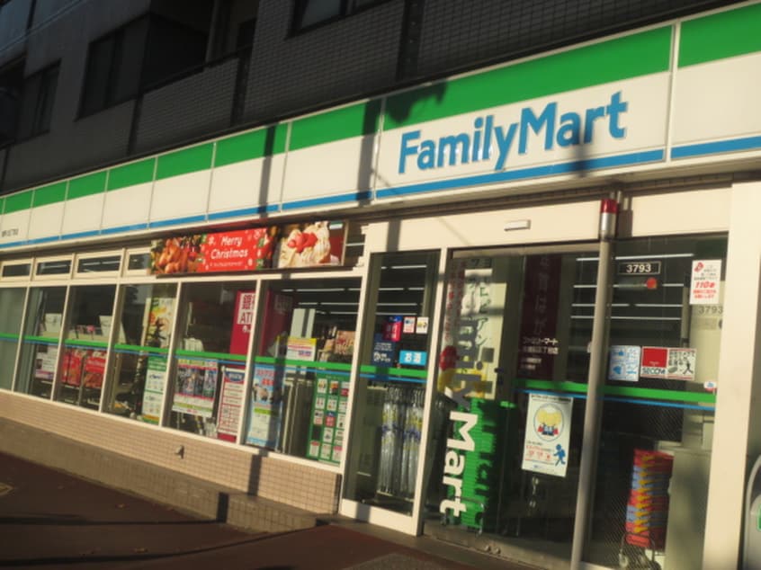 ファミリーマート滝野川５丁目店(コンビニ)まで355m ハイツ　カツラ