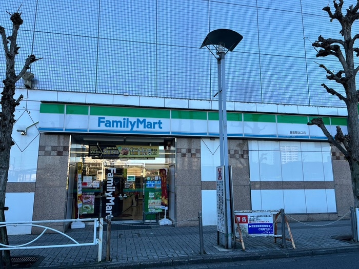 ファミリーマート飯能駅前店(コンビニ)まで600m シャルマンＢ棟