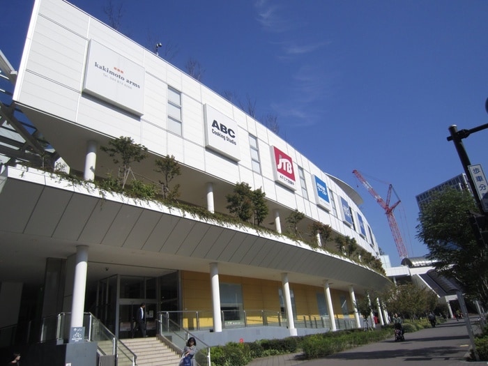 ラゾーナ川崎(ショッピングセンター/アウトレットモール)まで350m レオーネ川崎