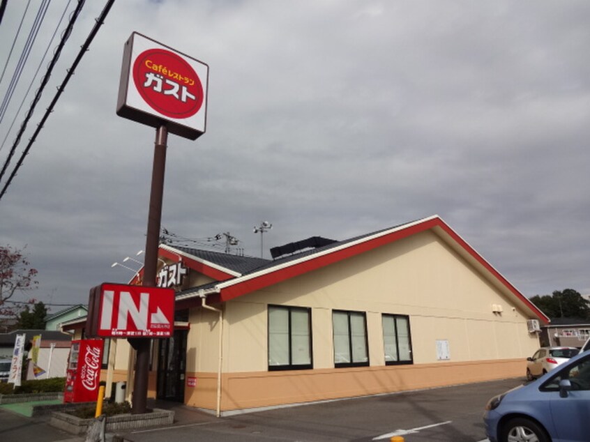 ガスト(その他飲食（ファミレスなど）)まで650m カンタドール下條