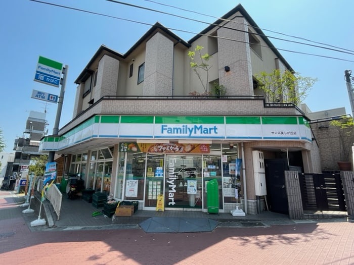 ファミリーマートサンズ美しが丘店(コンビニ)まで510m カーサフィオーレ