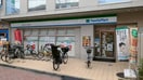 ファミリーマート高円寺あづま通り店(コンビニ)まで130m オサダハイツ