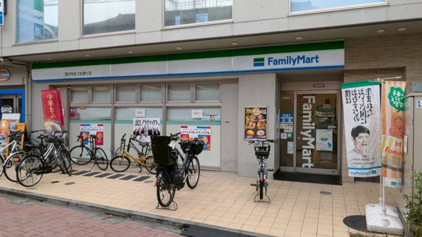 ファミリーマート高円寺あづま通り店(コンビニ)まで130m オサダハイツ