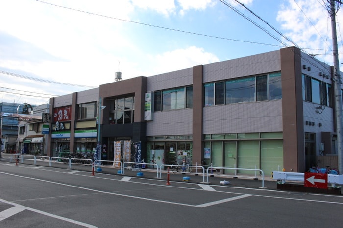 ファミリーマート稲城長沼駅前店(コンビニ)まで800m カーメルヒルズ