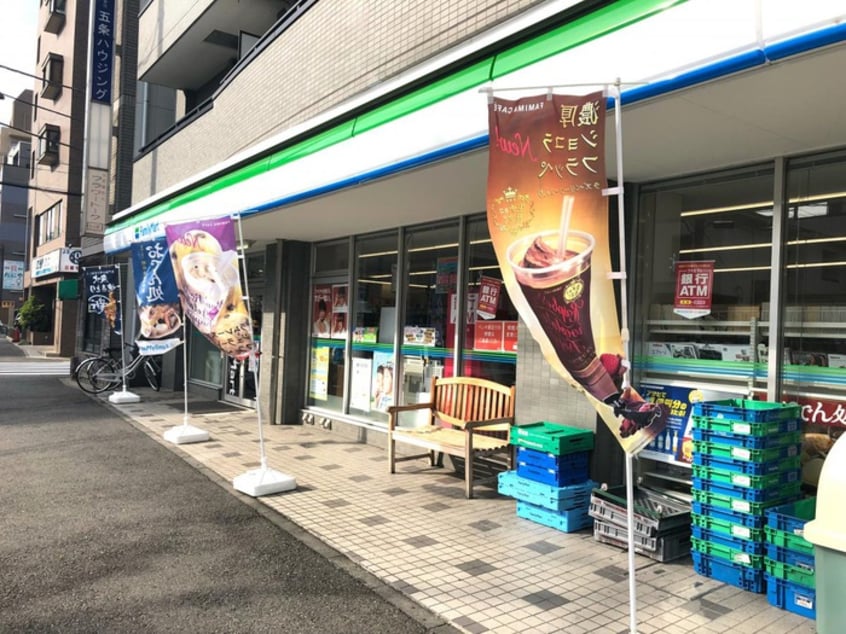 ファミリーマート(コンビニ)まで333m フォ－ラム登戸