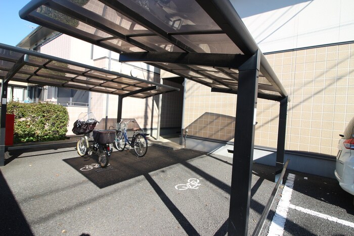 駐輪場 ナトゥーラB棟