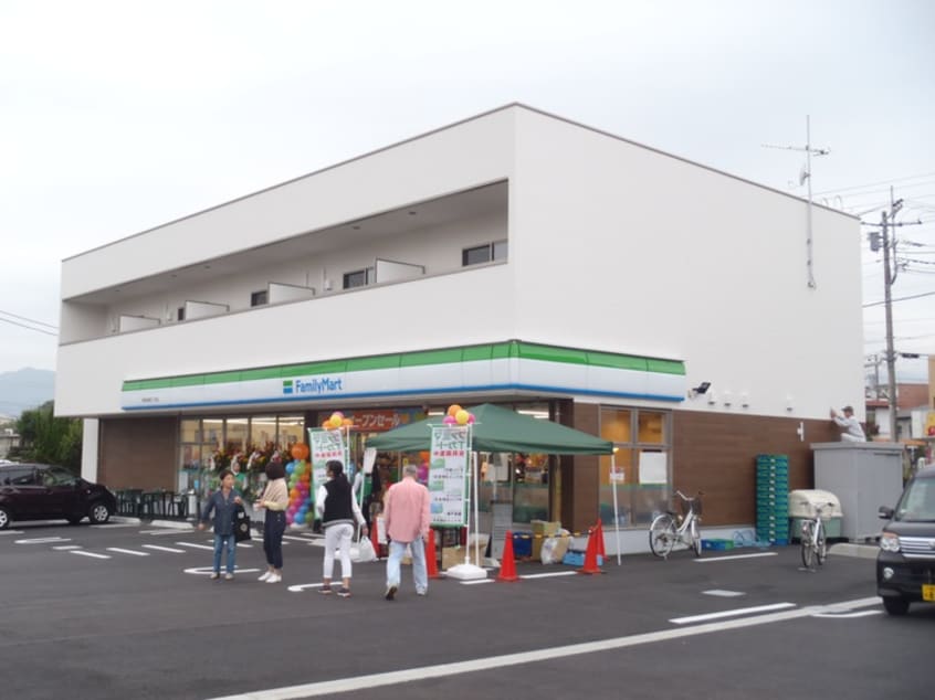 ファミリーマート伊勢原高森３(コンビニ)まで500m 高森サンハイツ
