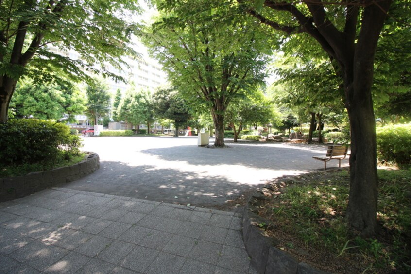イチョウ公園(公園)まで30m ヴィラロ－ゼひばりヶ丘