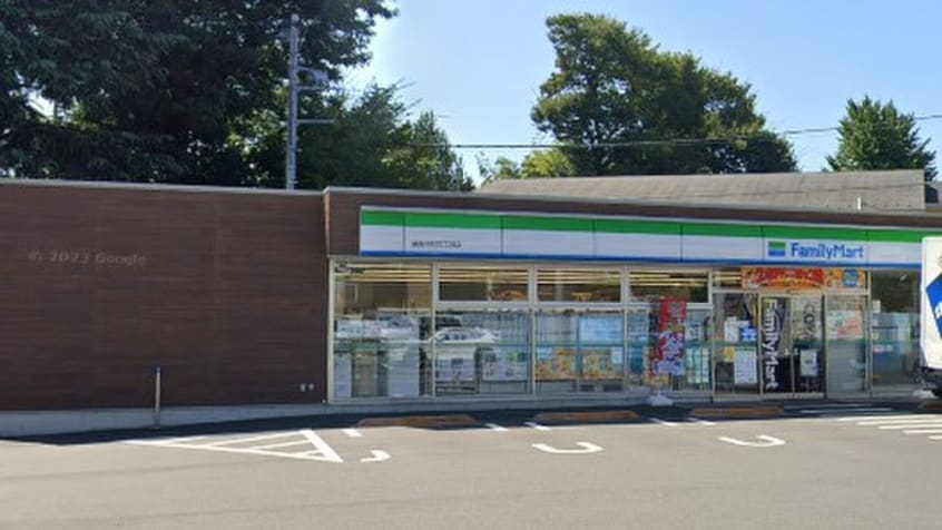 ファミリーマート 練馬中村三丁目店(コンビニ)まで301m エル・ヴィ－ナ中村橋(201)