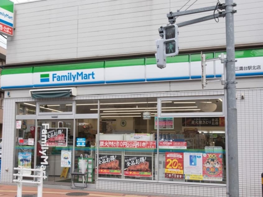 ファミリーマート三鷹台北店(コンビニ)まで800m コ－ポ晴