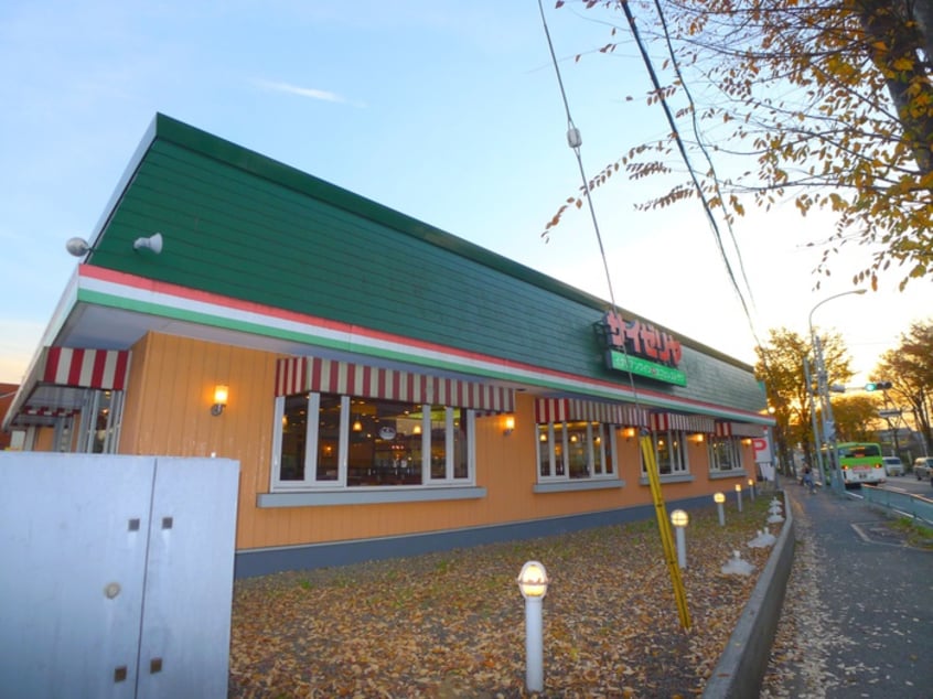 サイゼリア(その他飲食（ファミレスなど）)まで714m メゾン中郷