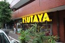 TSUTAYA(コンビニ)まで707m メイプル森戸２