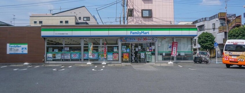 ファミリーマート サンズ中央林間四丁目店(コンビニ)まで239m カステルＢ