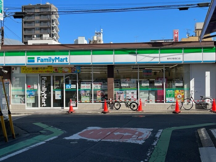 ファミリーマート　新所沢駅西口店(コンビニ)まで373m ハイクリ－ネ