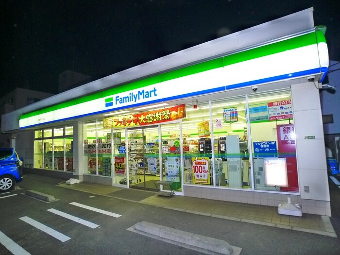 ファミリーマート西新井二丁目店(コンビニ)まで535m アダージオ
