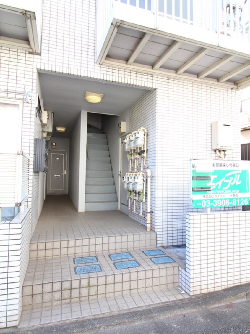 エントランス部分 ルイスハウス