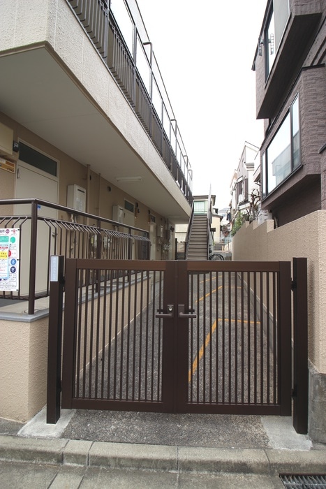 エントランス部分 フローラルハイツ