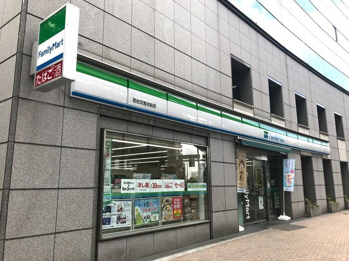 ファミリーマート初台交差点前店(コンビニ)まで49m girasole