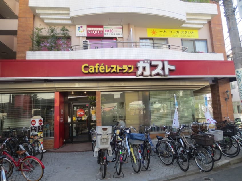ガスト(その他飲食（ファミレスなど）)まで324m アーバン・ドエル