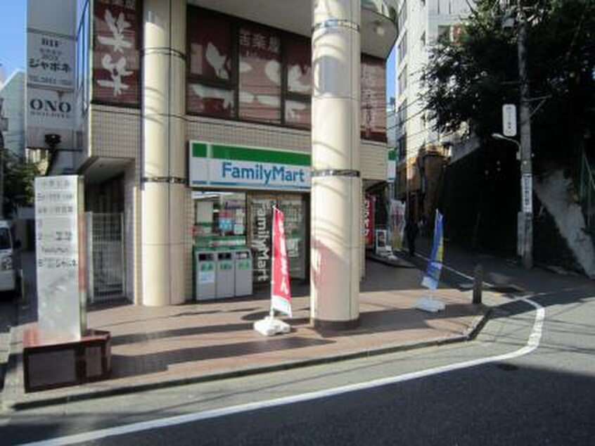 ファミリーマート目白三丁目店(コンビニ)まで62m ヴィスタ目白