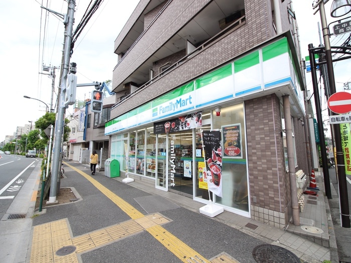 ファミリーマート　上中里三丁目店(コンビニ)まで492m メゾンエクシ－ド