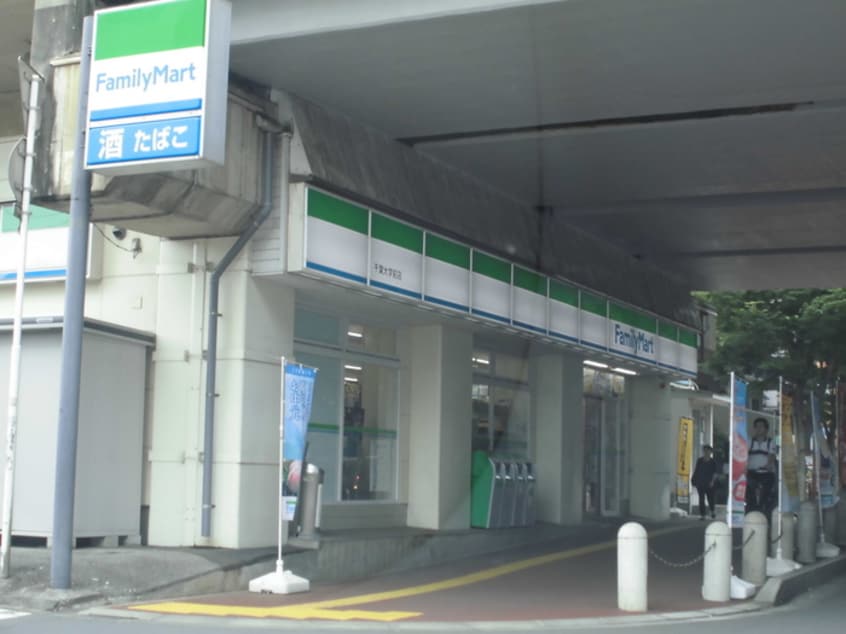 ファミリーマート(コンビニ)まで300m メゾン・ド・ジュピタ－