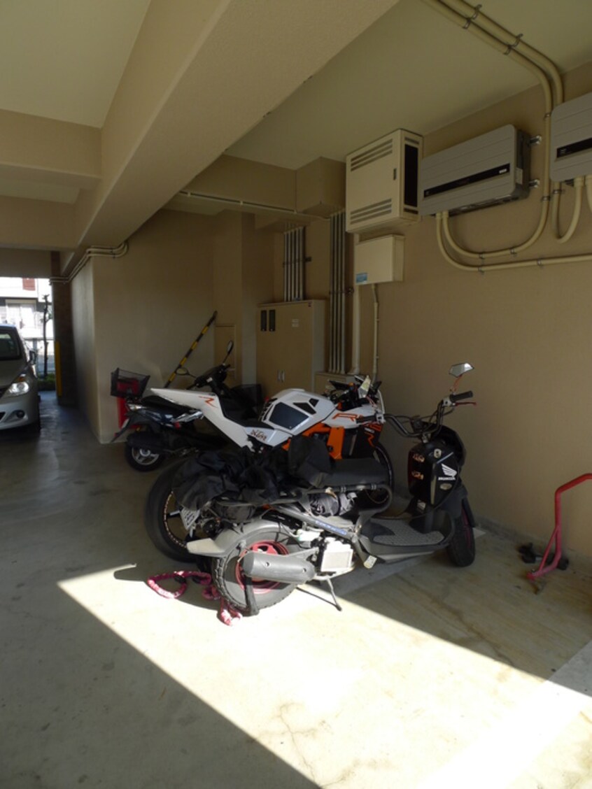 バイク置き場 ハイネスエスエスティ