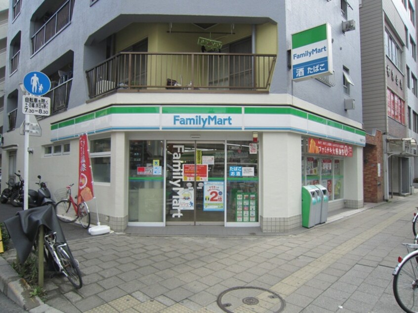 ファミリーマート両国四丁目店(コンビニ)まで97m アリュ－ジュ両国(202)