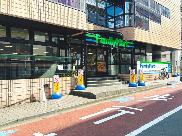 ファミリーマート南青山４丁目店(コンビニ)まで300m オーパスレジデンス南青山