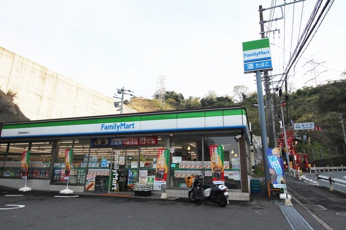 ファミリーマート横須賀船越町店(コンビニ)まで348m グランドール