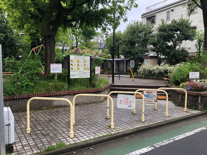 区立中町公園(公園)まで350m ジオ市ヶ谷払方町彩の館(S302)