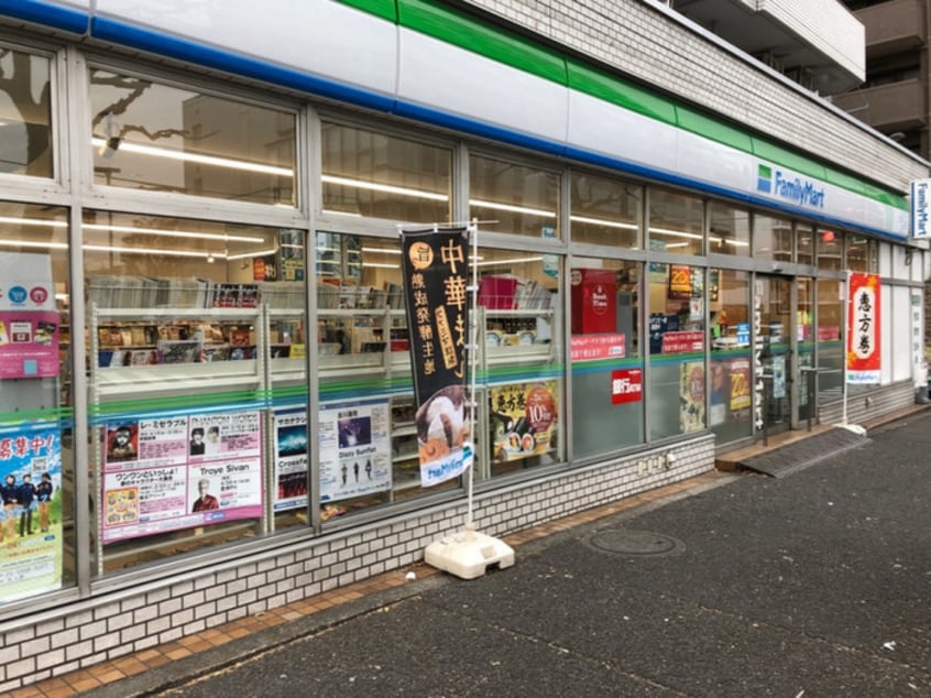 ファミリーマート 小滝橋通り店(コンビニ)まで284m ライトテラス中野坂上