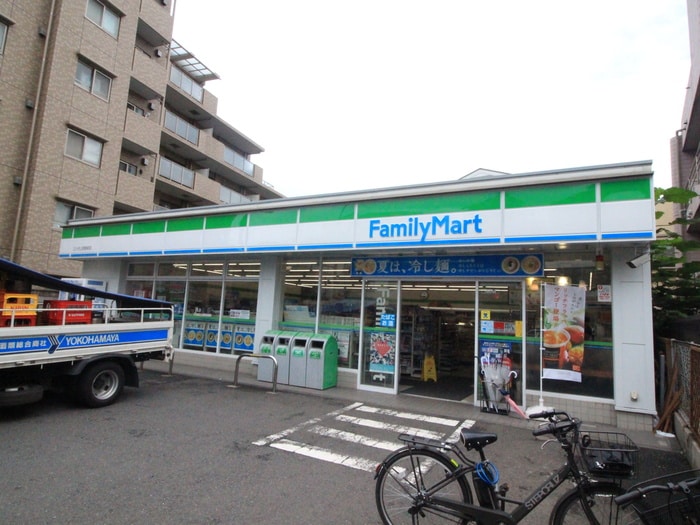 ファミリーマート三ツ沢上町駅前店(コンビニ)まで36m ウエストモンターニュ三ツ沢