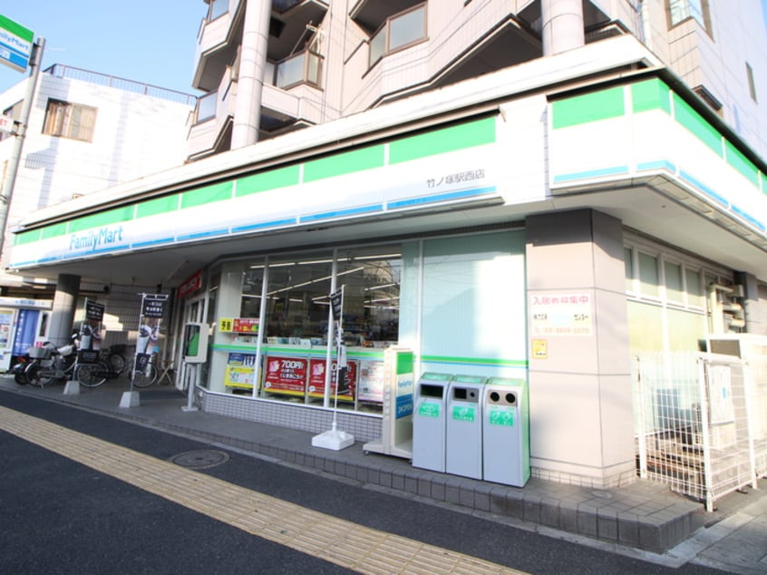 ファミリーマート　竹ノ塚駅西店(コンビニ)まで25m ヒルズ西竹ノ塚