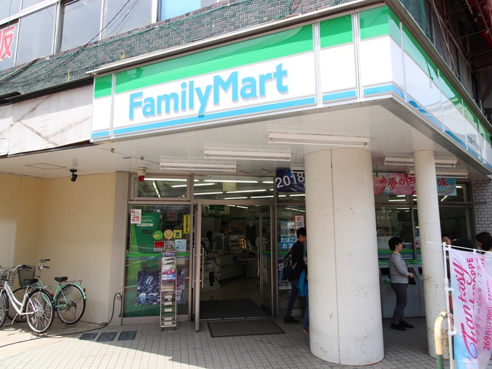 ファミリーマート(コンビニ)まで365m シャレン