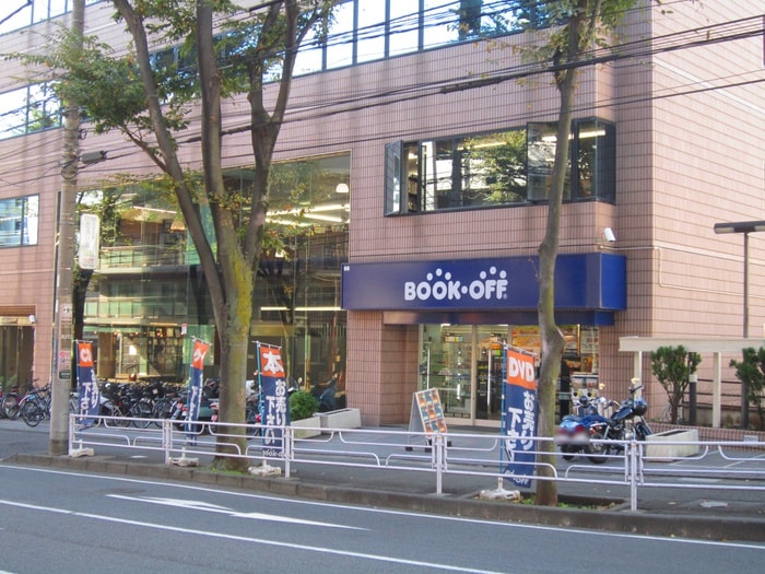 BOOKOFF(本屋)まで308m ルミエ－ルアイたまプラ－ザ