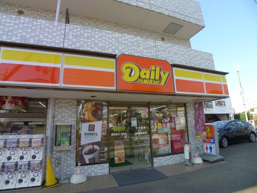 デイリーヤマザキ玉多摩堤通り店(コンビニ)まで630m コンフォ－トテラスＡｒａｉ・Ｂ