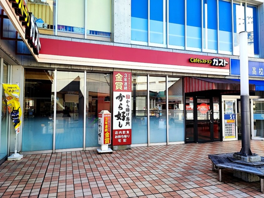 ガスト 青葉藤が丘店(その他飲食（ファミレスなど）)まで776m プリメ－ラ