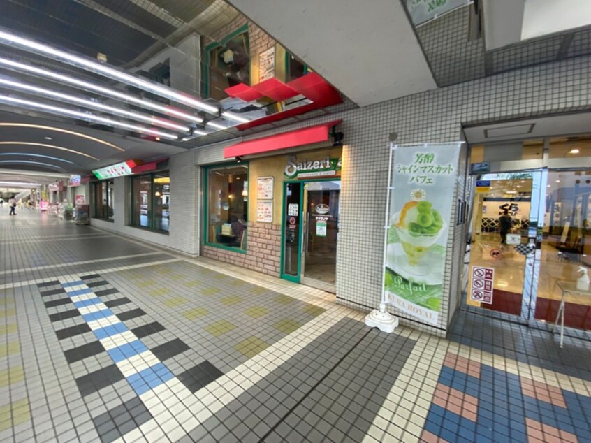 サイゼリヤ(その他飲食（ファミレスなど）)まで604m サクラガーデン