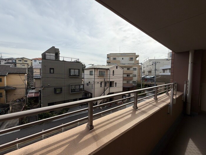 室内からの展望 ﾘｰﾃﾞﾝｽｽｸｴｱ金沢文庫（３１０）