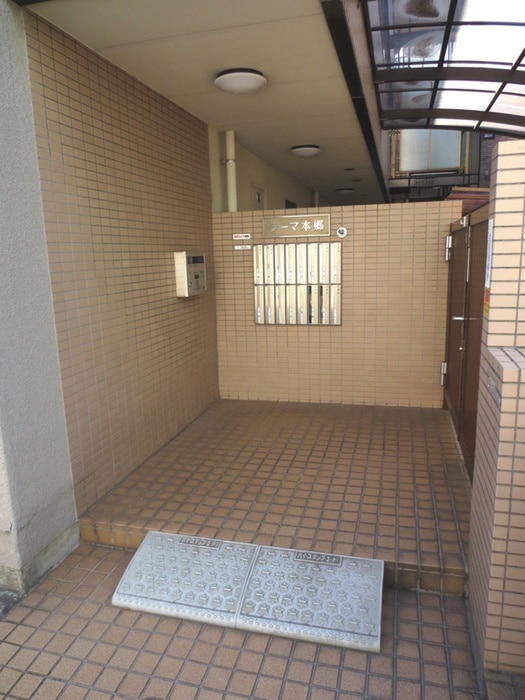 エントランス部分 ラーマ本郷（306）