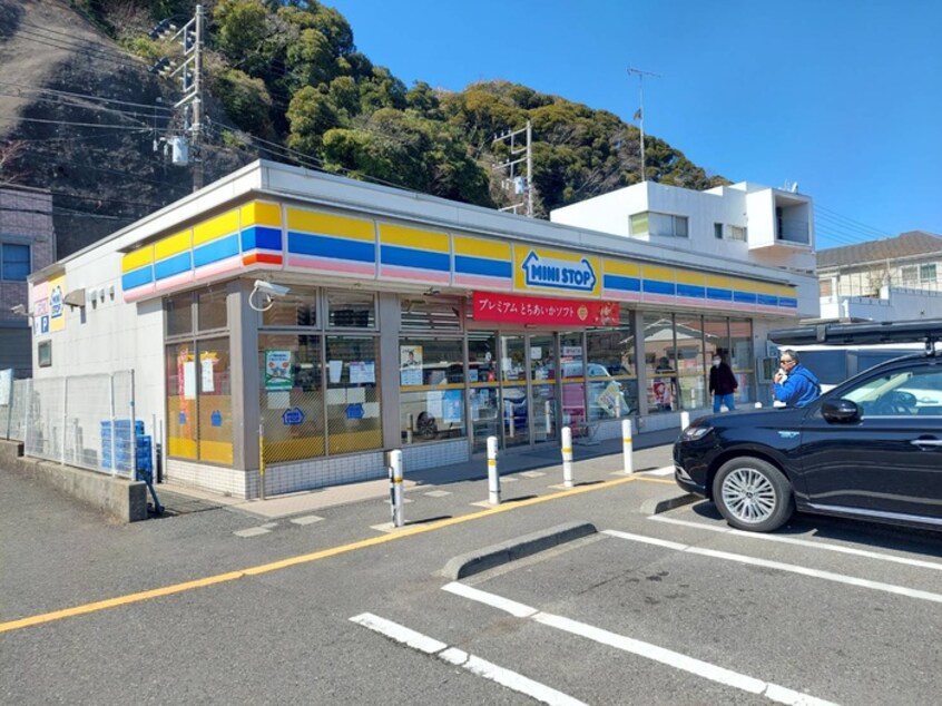 ミニストップ横須賀浦賀店(コンビニ)まで90m 中根邸２Ｆ