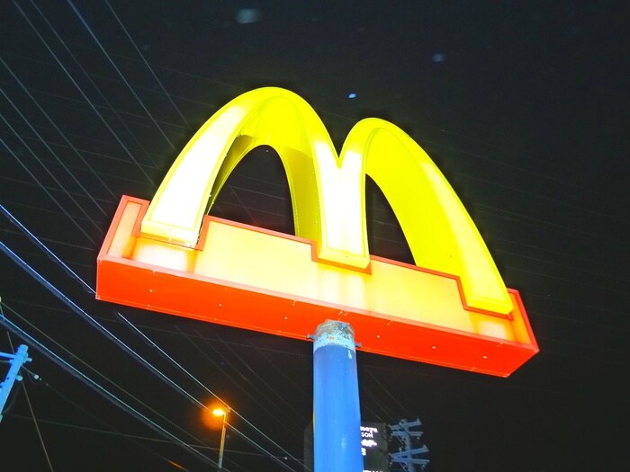 マクドナルド(ファストフード)まで250m 第二AMビル