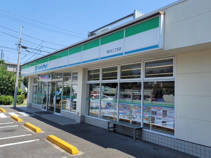 ファミリーマート　関町北二丁目店(コンビニ)まで587m ハイムロ－ゼ